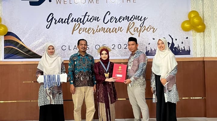 *PENAMATAN KELAS VI DAN PENERIMAAN RAPOR SDIT MUHAMMADIYAH KH. AHMAD DAHLAN BERLANGSUNG KHIDMAT DAN PENUH HARU*